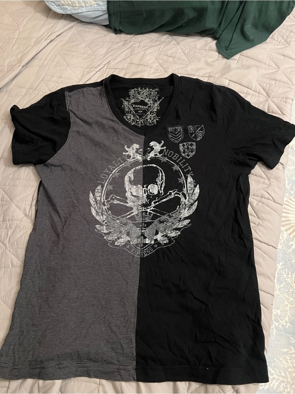 Express Black Skull Crossbones Striped Two Tone V Neck Shirt Mens Small